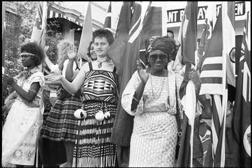 Image: Farmers Santa Parade, Queen Street, 1989