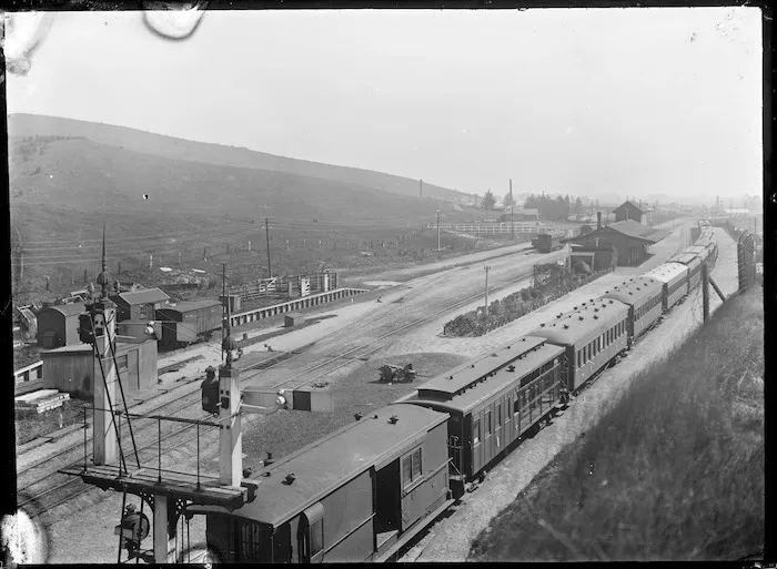 Passenger train at the racecourse platform, Wingatui Junction
