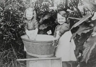 Image: Babies with a tub, Māngere, ca 1910