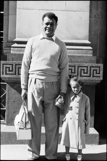 Image: Street photo, Queen Street, Auckland, 1960