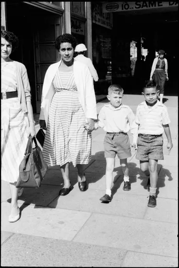Image: Street photo, Queen Street, Auckland, 1960