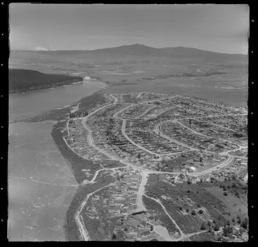 Image: Maraetai hydro-electric power station, Mangakino, Waikato River, including housing