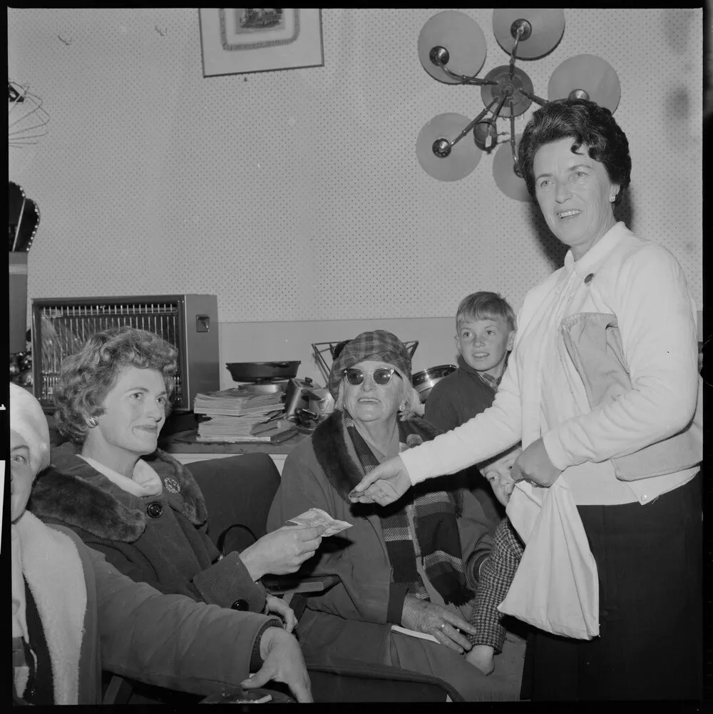 Bidding in dollars & cents at auction