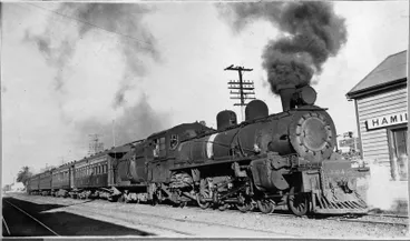 Image: Locomotive arriving at Hamilton Station