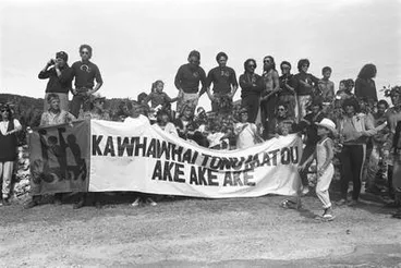 Image: Arrival of Kotahitanga marchers with banner 'Kawhawhai Tonumatou Ake Ake Ake'.  Hikoi to Waitangi