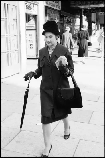 Image: Street photo, Queen Street, Auckland, 1960