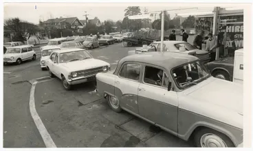 Image: Queue at petrol station