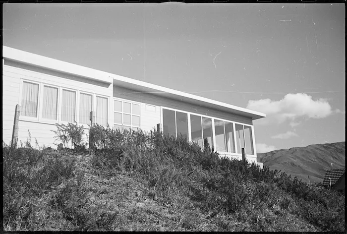 Exterior of the Kahn house, Ngaio, Wellington - Photograph taken by Irene Koppel