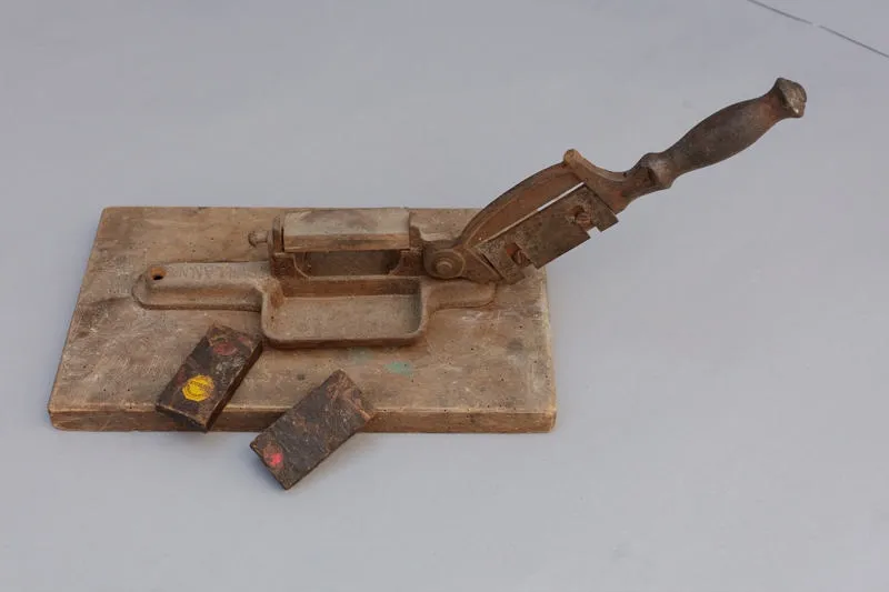 Tobacco cutter and tobacco plug
