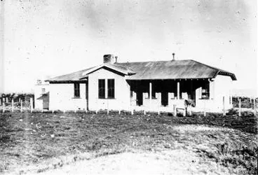 Image: Men's quarters at Whatarangi Station : digital image