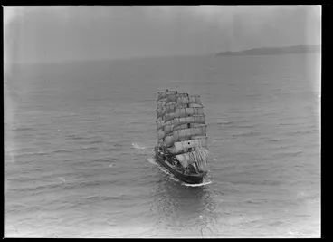 Image: Barque, Pamir, arriving under full sail, Auckland
