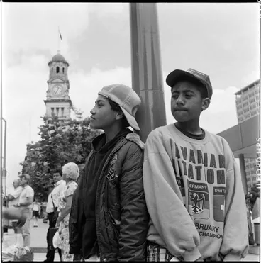 Image: Spectators at the Auckland Racing Club parade, Queen Street, 1989
