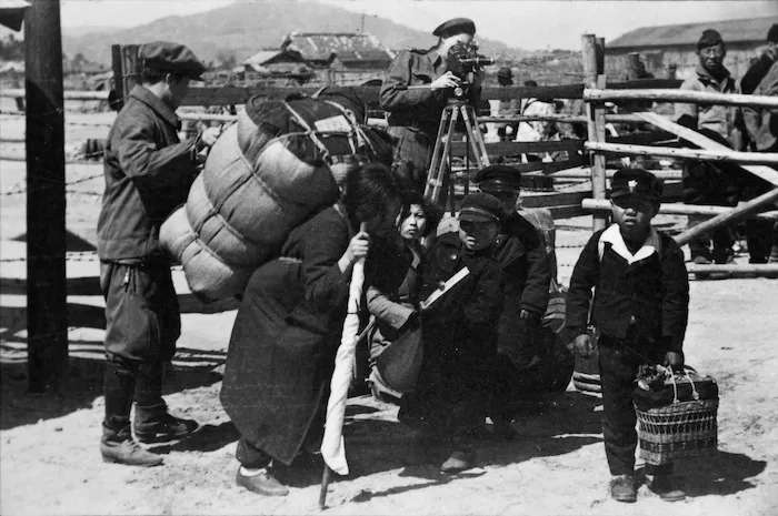 Korean children and New Zealand soldier