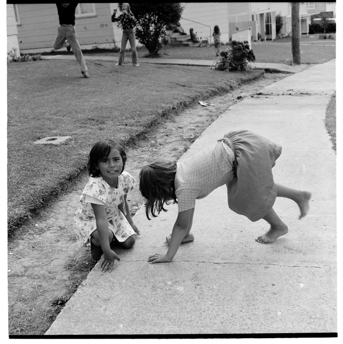 Māori and pākehā relaxing outside their homes