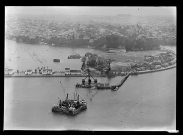 Image: Auckland Harbour Bridge under construction