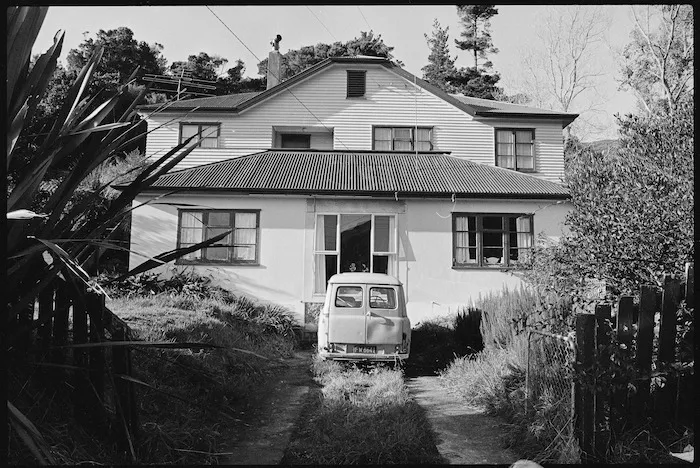 House covering a Reserve Bank vault, Rata Street, Naenae, Lower Hutt - Photograph taken by Ross Giblin