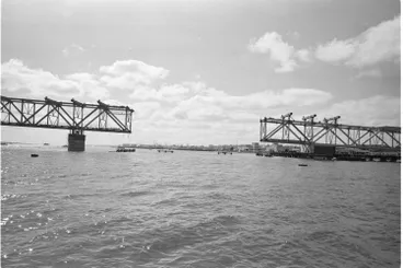 Image: Construction of the Auckland Harbour Bridge, 1958