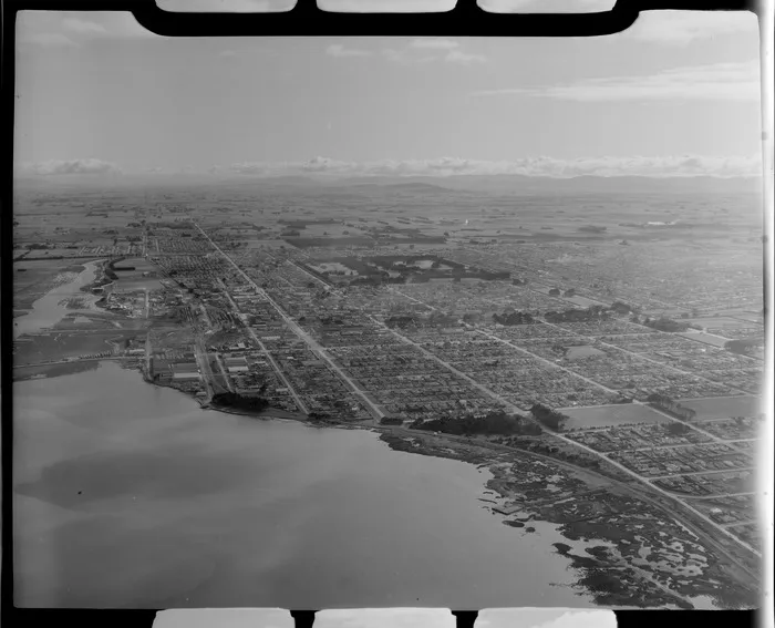 Invercargill, Southland, including the New River Estuary in the foreground