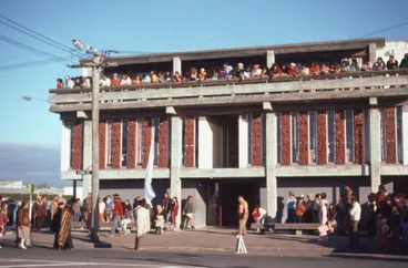 Image: Te Roopu o te Matakite hīkoi arrives at Te Rau Aroha Māori Battalion Hall