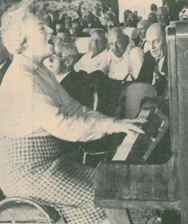 Image: Gracie Fields in Levin 22 March 1965