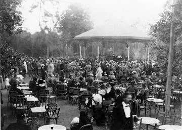 Social event with soldiers at Masterton Park : photograph