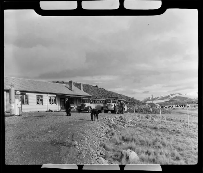 Pukaki Hotel, with buses
