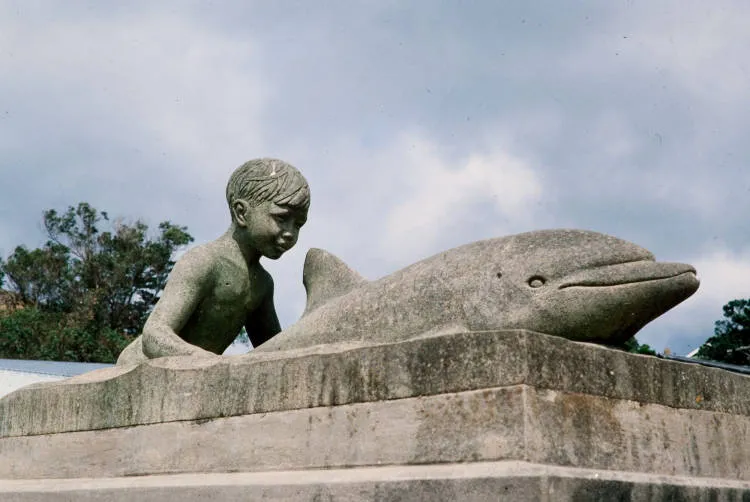 Statue of Opo the dolphin, Opononi