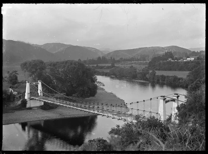 Suspension bridge over the Hutt River at Maoribank