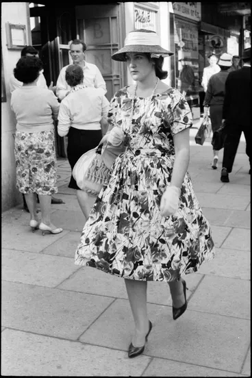 Image: Street photo, Queen Street, Auckland, 1960