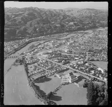 Image: The Hutt River and Lower Hutt City with Ewen Bridge, Woburn Road and Hutt Valley High School in foreground, Hutt Valley, Wellington Region