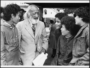 Image: Second-formers from Mount Cook School meet Hemi Potatau - Photograph taken by Ross Giblin.