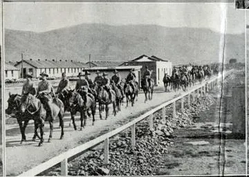 Field battery leaving Featherston Camp : digital image