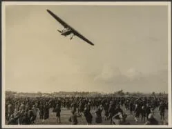 Crowd watching the Southern Cross, Fokker monoplane F.VII/3m, VH-USU coming in to land at Christchurch, New Zealand, 11 September 1928 / Weekly Press