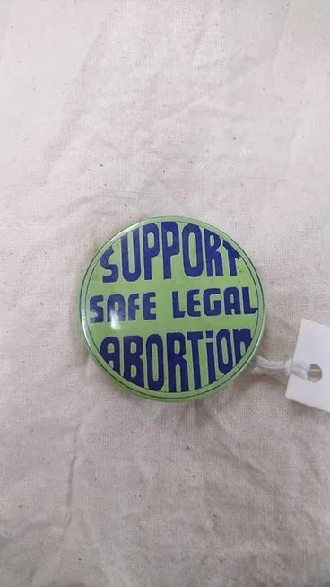 Image: Badge, 'Support Safe Legal Abortion'