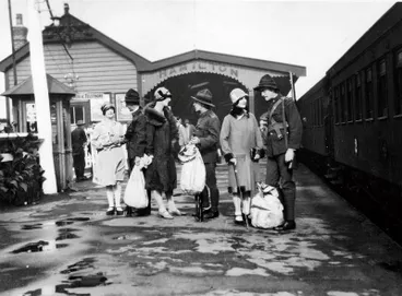 Image: Cast of film "Hamilton's Hectic Husbands"