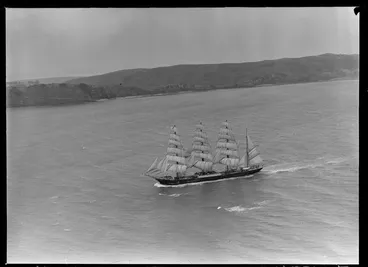 Image: Barque, Pamir, arriving under full sail, Auckland