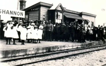 Image: Farewell to troops for the Boer War at Shannon Station, c.1900