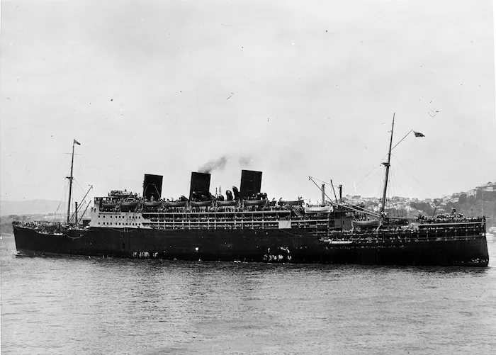 Troopship Strathaird departing Wellington with 2nd NZEF soldiers of the 1st echelon on board