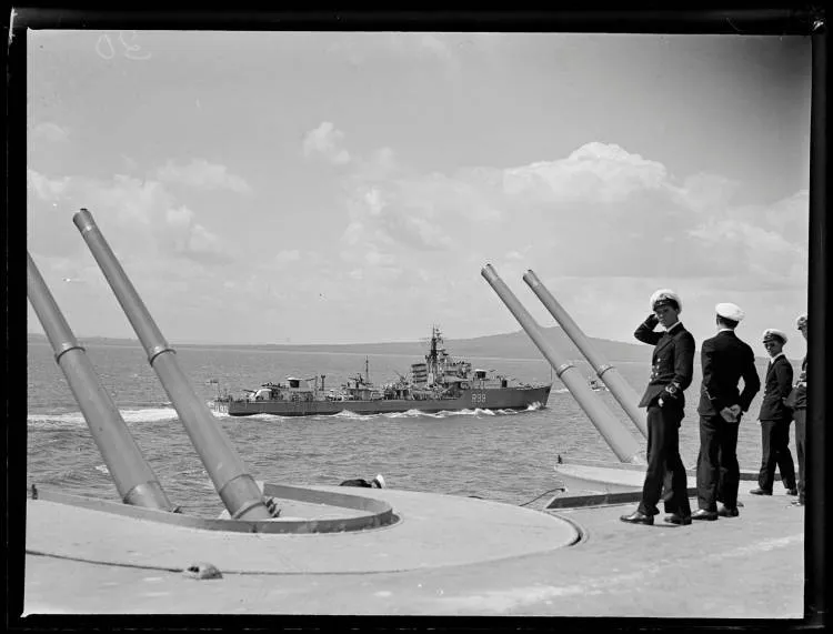 HMS Urchin, Waitematā Harbour, 1945