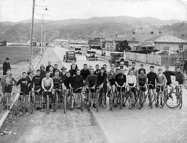 Image: Cyclists lined up on the Petone Esplanade
