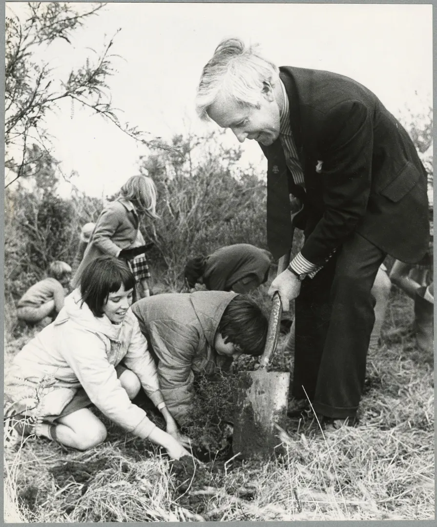 Addington School pupils and Mayor Hay on Arbor Day