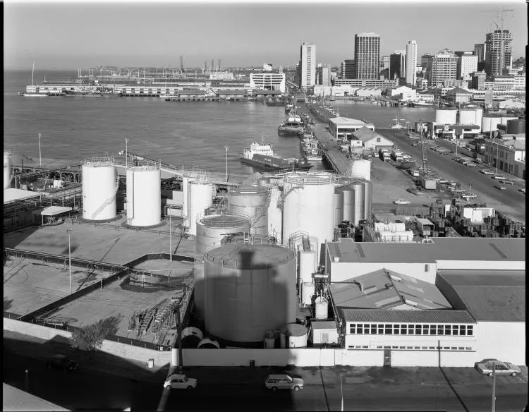 Oil storage tanks, Hamer Street, Auckland Central, 1990