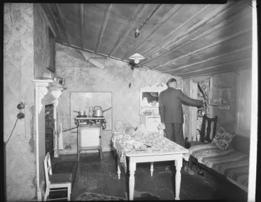 Image: Interior of Auckland inner city house, 1960