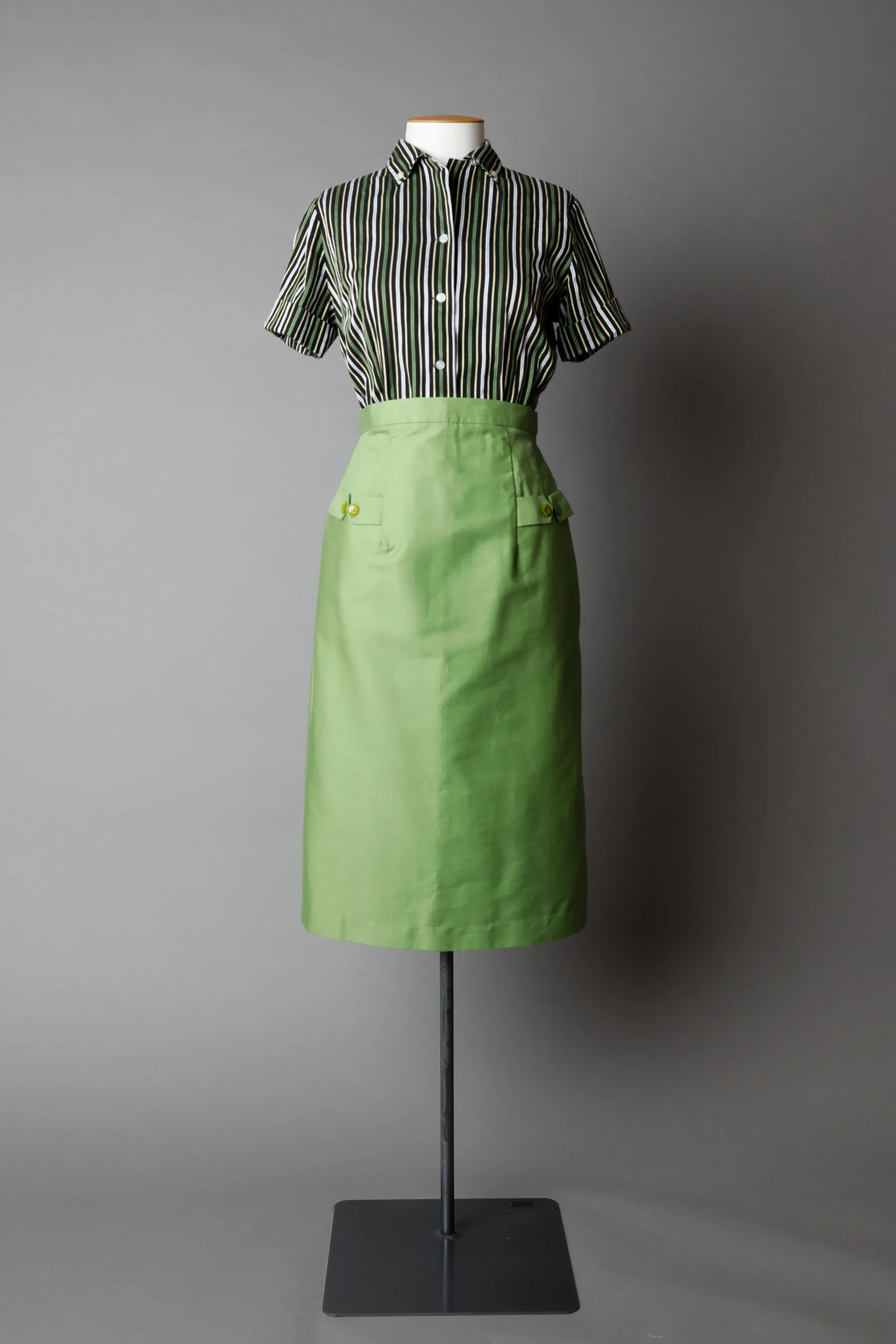 Short sleeved shirt and pencil skirt