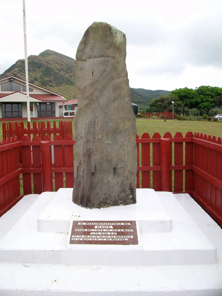 Kupe stone, Opononi, 2010