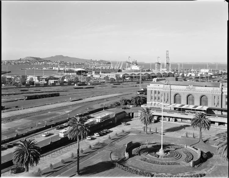 The Auckland Railway Station, Beach Road, 1990