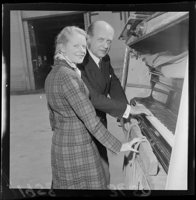 The Polish pianist Niedzielski checking that his piano has arrived safely