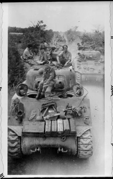 Image: New Zealand tanks and soldiers, Italy, during World War 2