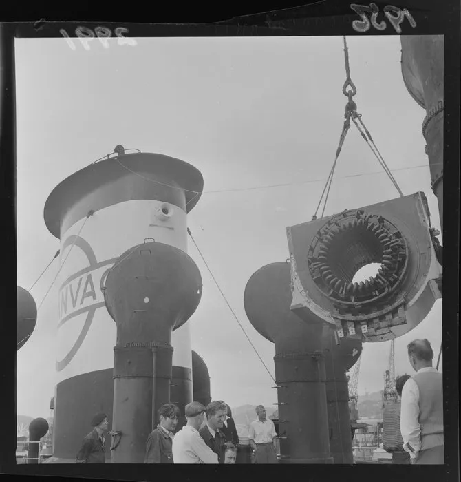 Floating crane, Hikitia, working with damaged generator on ship, Starvac Manila, Wellington dock