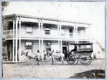 Image: Photograph – Royal Hotel, Hamilton East